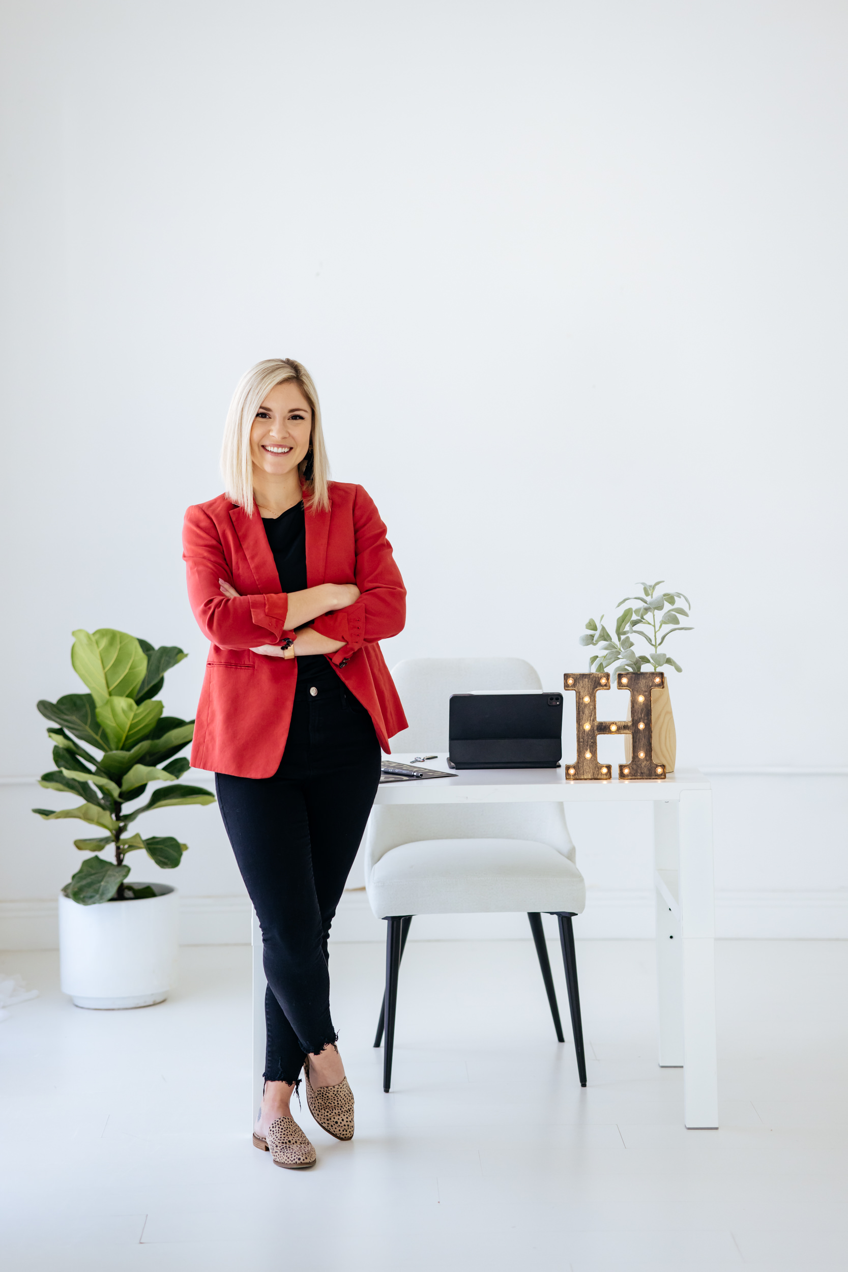 Florida Realtor Jessica Houston. Click here to be inspired by this realtor's clean, personality filled personal branding photoshoot!